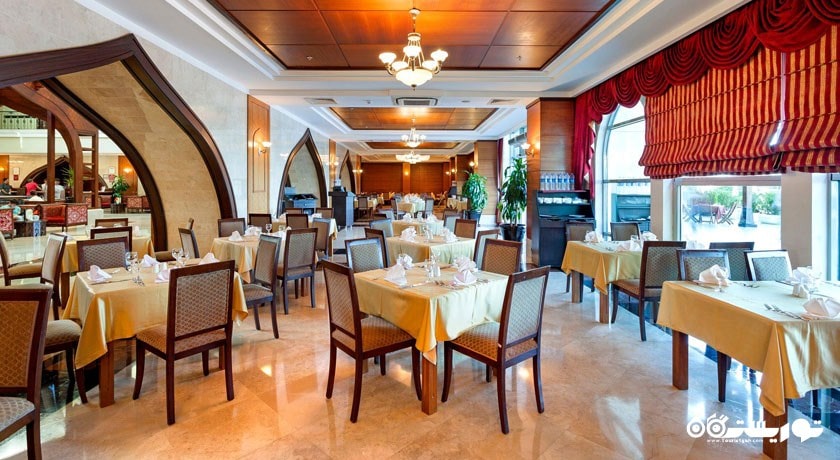 نمای کلی از رستوران اصلی کرون